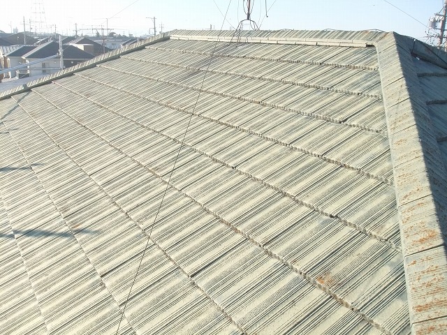 日進市で劣化しカビが生えた防水性の無いセメント瓦の屋根を葺き替えのため撤去